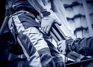 polnische Dachdecker arbeiten Hand in Hand