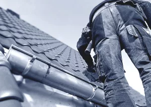 Ein Dachdecker bei der Arbeit.