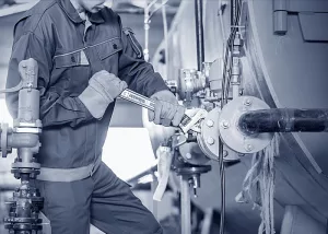 Ein Anlagenmechaniker bei der Arbeit.