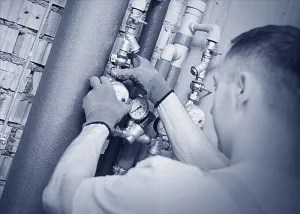 Ein Anlagenmechaniker bei der Arbeit.