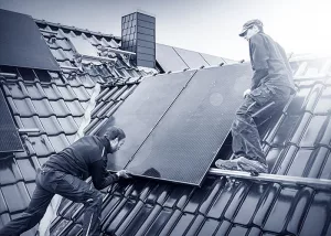 Zwei Monteure montieren eine Photovoltaikanlage.