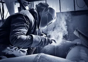 Ein MAG-, MIG-Schweißer bei der Arbeit.