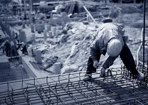 Ein Stahlbetonbauer bei der Arbeit.