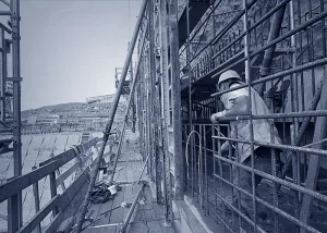 Ein Stahlbetonbauer bei der Arbeit.