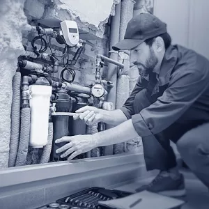 Ein Anlagenmechaniker bei der Arbeit.