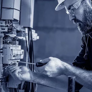 Ein Elektriker arbeitet auf einer Baustelle.