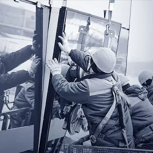 Fassadenmonteure beim Einsetzen von Fassadenelementen.