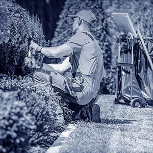 Ein Gärtner bei der Arbeit im Garten.